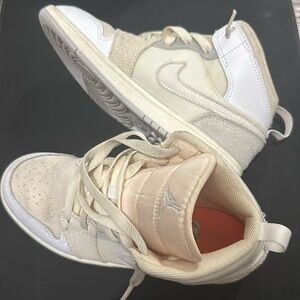 Boys Jordan 1 mid size 2.5
